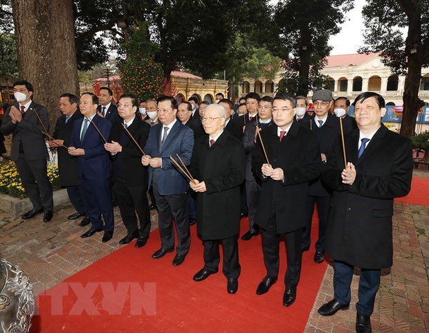Le secrétaire général du Parti offre de l’encens à la cité impériale de Thang Long